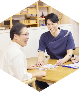 利用者とスタッフが談笑している様子