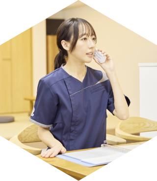 電話対応をするスタッフ